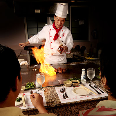 Un chef personal altamente capacitado entretendrá su fiesta mientras prepara platos favoritos como bistec, pollo, mariscos y verduras frescas al estilo tradicional japonés en una mesa hibachi. Foto de Jeff Lawrence